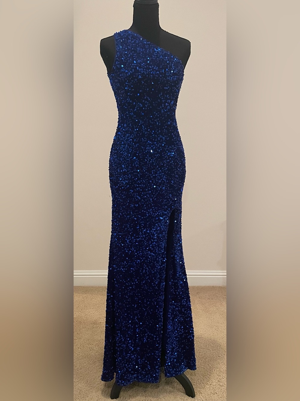 Sequined Navy Blue Evening Gown - Elegant Formal Dress with Built-in Bra